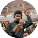 Uma pessoa em um metro ou ônibus observando algo no celular