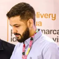 Sócio da Vibecriativa em um evento utilizando uma camisa social